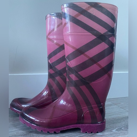Burberry Fuchsia check rain boots. - Picture 4 of 6